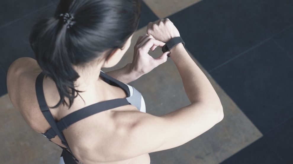 Fitness tracker schwarz frau