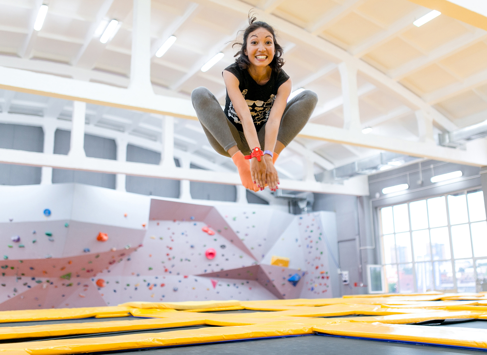 Frau springt auf Trampolin