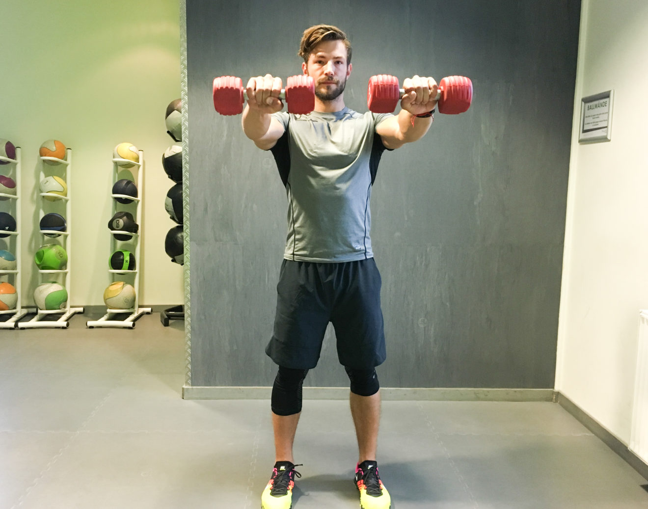 ᐅ Frontheben mit Kurzhantel Mit Bildern und Video!