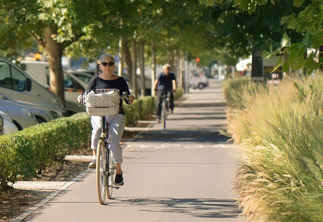 aeltere person beim fahrradfahren