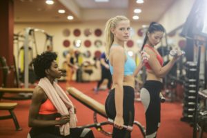 frauen machen sport im fitnessstudio